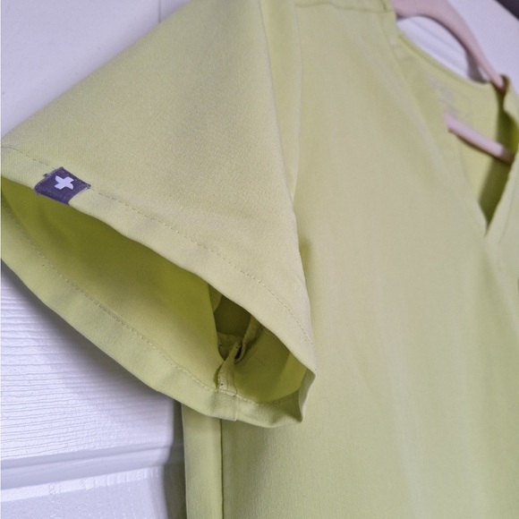 Figs Medium Citrine Neon Yellow Scrub Top - Picture 2 of 8